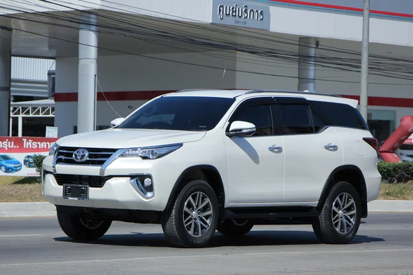 Частный внедорожник, Toyota Fortuner — стоковое фото