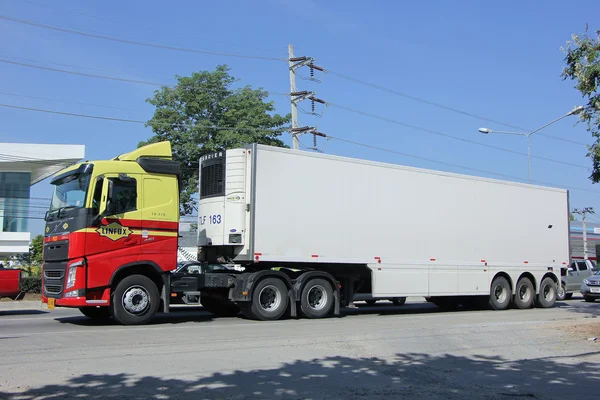 Linfox vrachtwagen en Container voor Tesco lotus hypermarkt — Stockfoto