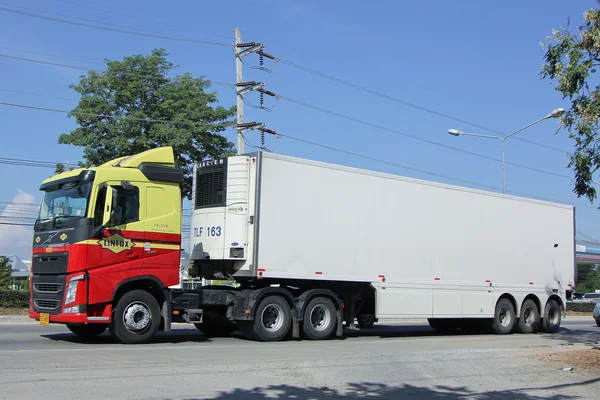 Linfox vrachtwagen en Container voor Tesco lotus hypermarkt — Stockfoto