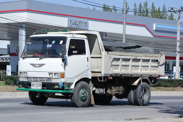 Приватне старого Hino Самоскид. — стокове фото