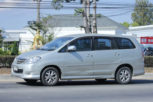 Приватне Mpv автомобіль, Toyota Innova. — стокове фото