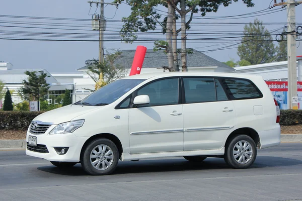 Privat mpv auto, toyota innova. — Stockfoto