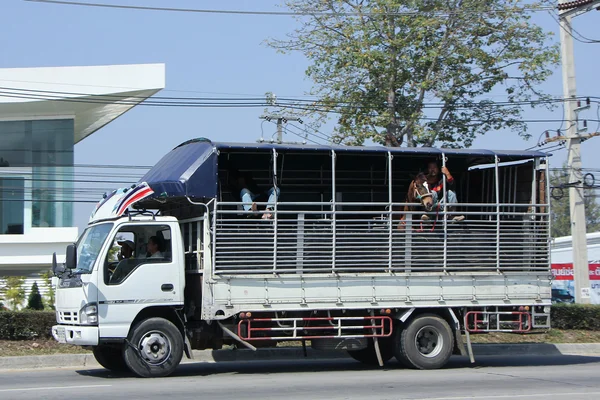 Lading vrachtwagen van Romrun boerderij — Stockfoto