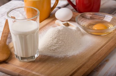 Malzemeler için yemek pişirme - un, yumurta, çerez kesici w üzerinde