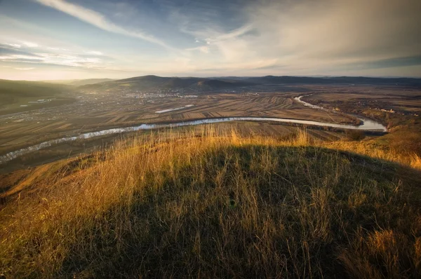 Krajina s louky, kopce a řeku — Stock fotografie