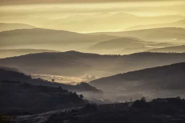 Tal mit Nebel zwischen Hügeln — Stockfoto