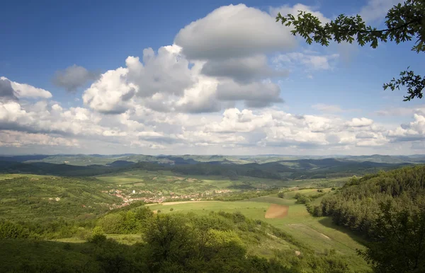 Paysage avec nuage duveteux — Photo