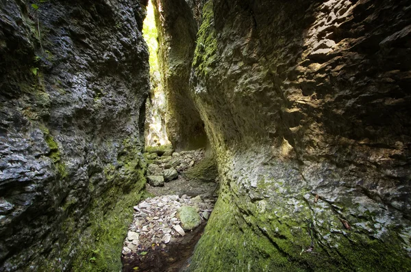 Passage through huge rocks — Stock Photo, Image