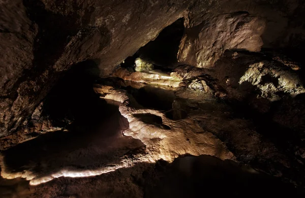 Dunkle Höhle mit Wasser — Stockfoto