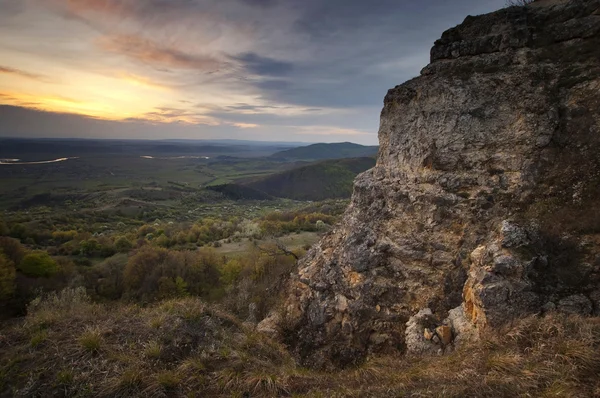 Большая скала на закате — стоковое фото