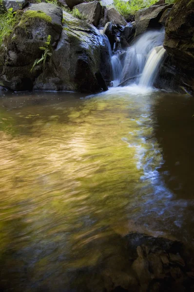 Kleine waterval op een bergrivier — Stockfoto