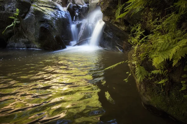 Kleine waterval op een bergrivier — Stockfoto