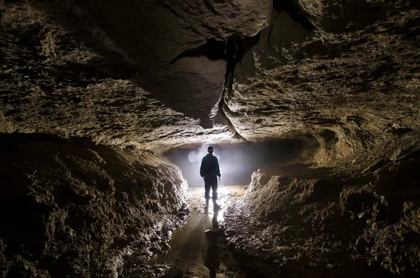 Caverna com silhueta explorador — Fotografia de Stock