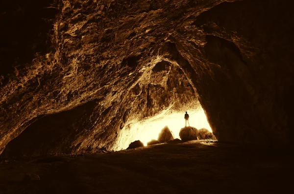 Entrada caverna com o homem — Fotografia de Stock