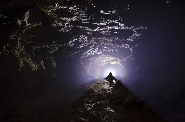 Licht in een donkere grot — Stockfoto