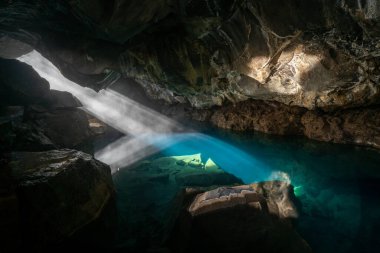 Grjotagja volkanik mağarası ve Myvatn Gölü yakınlarında inanılmaz mavi ve sıcak termal su. Jeotermal mağara ve mağara, İzlanda 'nın Game of Thrones' da yer alan bölgeleri..