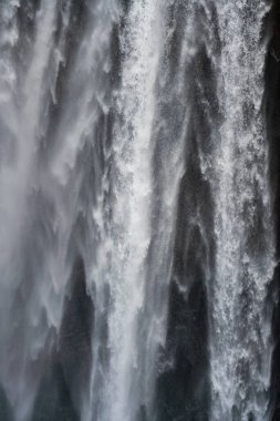 Meşhur Skogafoss şelalesi kışın gün doğumunda. İzlanda 'nın en popüler yerlerinden biri.