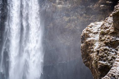 Meşhur Skogafoss şelalesi kışın gün doğumunda. İzlanda 'nın en popüler yerlerinden biri.