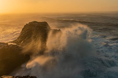 İzlanda, Dyrholaey Burnu 'ndan görüntü. Fırtınalı gün doğumu