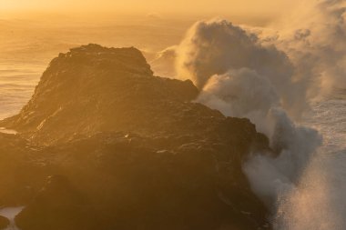 İzlanda, Dyrholaey Burnu 'ndan görüntü. Fırtınalı gün doğumu