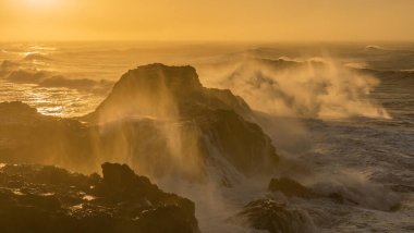 İzlanda, Dyrholaey Burnu 'ndan görüntü. Fırtınalı gün doğumu