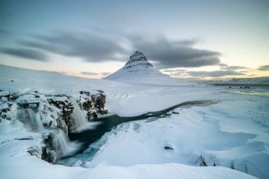 Güzel Kirkjufell Dağı 'nda gün batımı, Snaefelness Yarımadası, İzlanda
