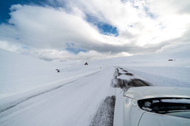 Kışın İzlanda 'da güzel ve tehlikeli sürüş yolu