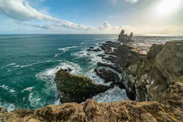 Londrangar en el Parque Nacional Snaefellsnes, Islandia. Londrangar y colina Svalthufa son restos de un cráter, que se ha erosionado para presentar forma por mar. Es el destino turístico del oeste de Islandia — Foto de Stock