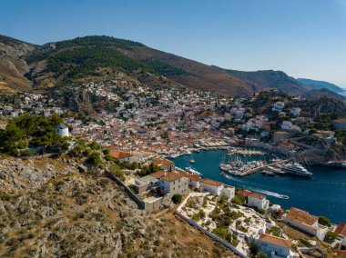 Hydra adası ve marina havadan görünüyor. Yazın Yunanistan