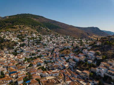 Hydra adası ve marina havadan görünüyor. Yazın Yunanistan