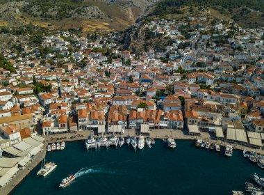 Hydra adası ve marina havadan görünüyor. Yazın Yunanistan