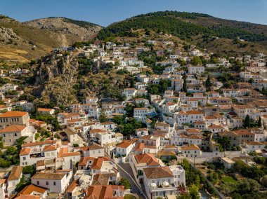 Hydra adası ve marina havadan görünüyor. Yazın Yunanistan