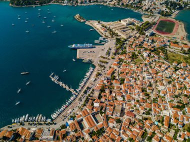 Egina adasındaki demirleme sırasında oluşan buharın havadan görüntüsü. Yazın Yunanistan