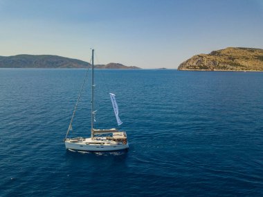Yunan adaları yakınlarında bir yelkenli yatının havadan görünüşü