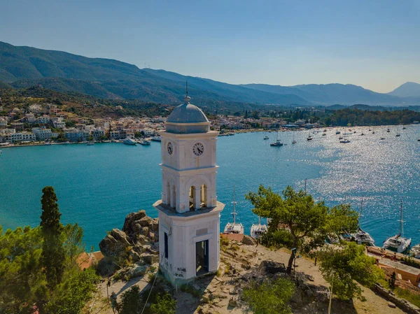 Poros Adası 'ndaki şapelin havadan görünüşü. Yazın Yunanistan