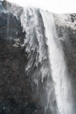 İzlanda 'da Seljalandfoss adında inanılmaz bir şelale. Devasa ve sert bir akış. Kışın İzlanda 'da meşhur bir doğa simgesidir..