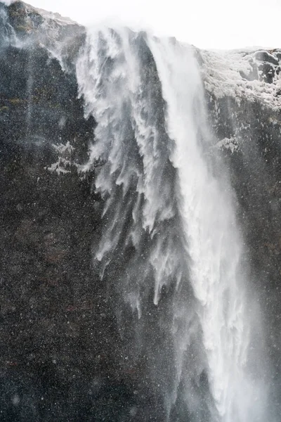 Increíble cascada en Islandia llamada Seljalandfoss. Es una transmisión enorme y dura. Es un famoso punto de referencia natural en Islandia en invierno. —  Fotos de Stock