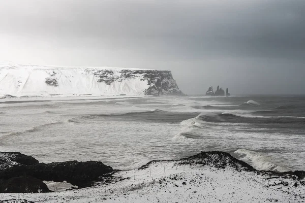 Uitzicht op Kirkjufjara zwart zandstrand van Dyrholaey kaap. Vik i Myrdal, Zuid-IJsland — Stockfoto