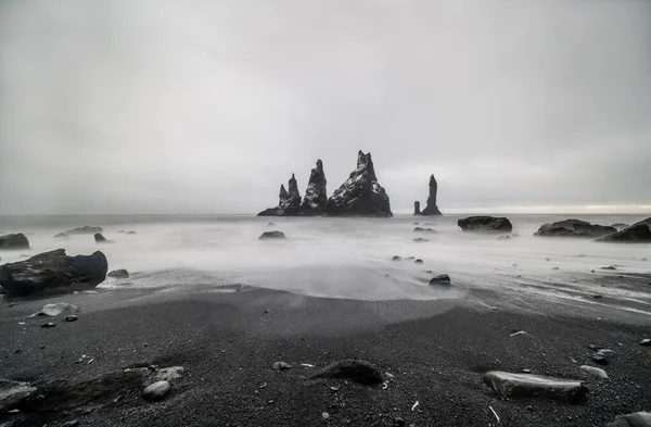 Čedičové skalní útvary Trollí prsty na černé pláži. v bouři Reynisdrangar, Vik, Island — Stock fotografie