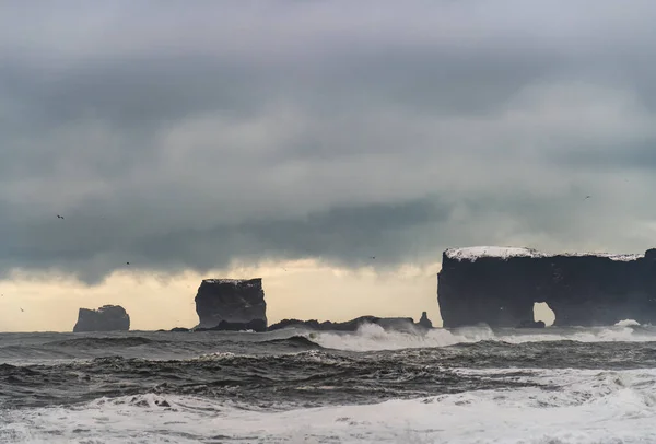 Stürmische Wellen am schwarzen Vulkanstrand in der Nähe der berühmten Reynisfjara-Felsen an der Südküste Islands — Stockfoto