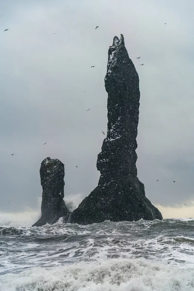 Bazalt kaya oluşumları siyah sahilde Trol ayak parmakları. Fırtınada Reynisdrangar, Vik, İzlanda — Stok fotoğraf