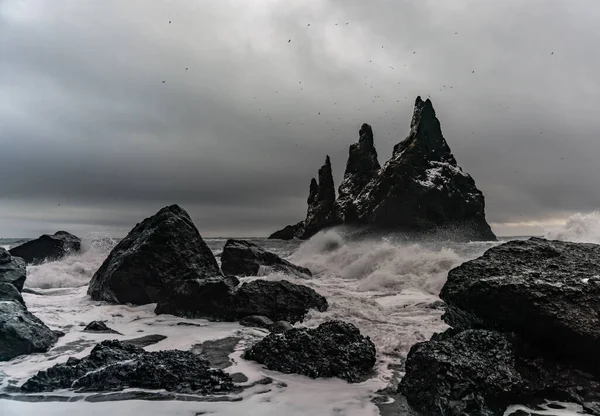 Formaciones de roca basáltica Dedos de Troll en la playa negra. en la tormenta Reynisdrangar, Vik, Islandia —  Fotos de Stock