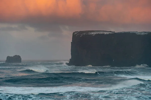 Blick vom Kap Dyrholaey, Island. Stürmischer Sonnenaufgang — Stockfoto