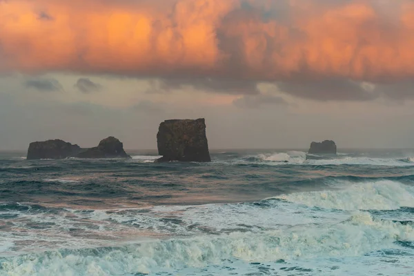 Vista desde el cabo Dyrholaey, Islandia. Amanecer tormentoso —  Fotos de Stock