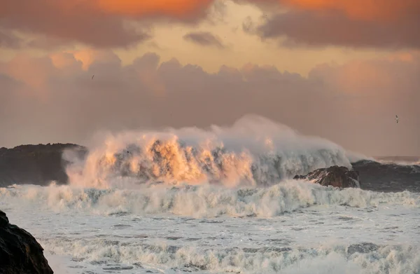 Pohled z mysu Dyrholaey, Island. Bouřlivý východ slunce — Stock fotografie