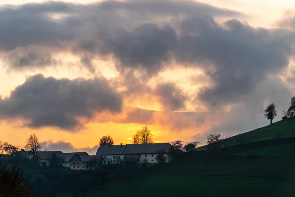 Um pôr-do-sol colorido em tempo nublado. Vista da igreja Sv Sobota. Eslovénia no Outono — Fotografia de Stock