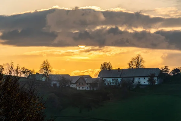 Um pôr-do-sol colorido em tempo nublado. Vista da igreja Sv Sobota. Eslovénia no Outono — Fotografia de Stock