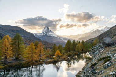 Matterhorn kulesinin muhteşem manzarası. Grindjisee Gölü, Cervino Tepesi, İsviçre Alpleri, İsviçre, Avrupa. Popüler turist cazibesinin görüntüsü. Duvar kâğıdı. Toprağın güzelliğini keşfedin.