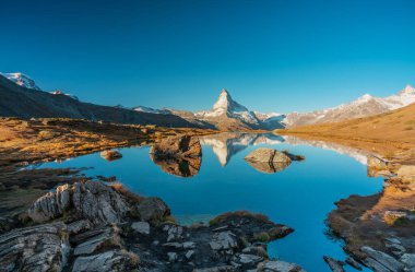 Arka planda Matterhorn Cervino Tepesi olan Stellisee Gölü 'nün panoramik sabah manzarası. İsviçre Alpleri, Zermatt Tatil Köyü, İsviçre, Avrupa 'nın etkileyici sonbahar sahnesi.