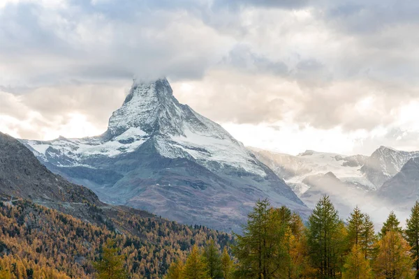 Mooie herfstlandschappen. Geweldige zonsondergang in de Zwitserse Alpen, Zermatt, Zwitserland, Europa. Ongelooflijk herfstbeeld van de Matterhorn — Stockfoto